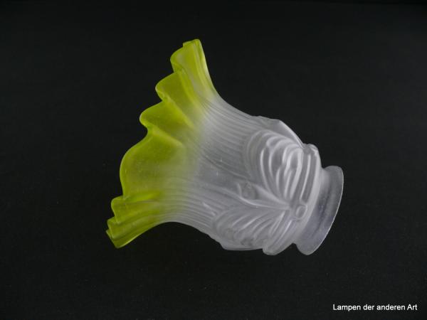 Jugendstil Lampenschirm gebraucht, grau satiniertes zylindrisches Glas, reliefierte Wandung inspiriert von drapierten Stoffbahnen, grün abgesetzter in Falten gelegter Zierrand, Nostalgie Ersatzschirm D: ca.13cm, H: ca.12cm, Glashalter 6cm, seitlich