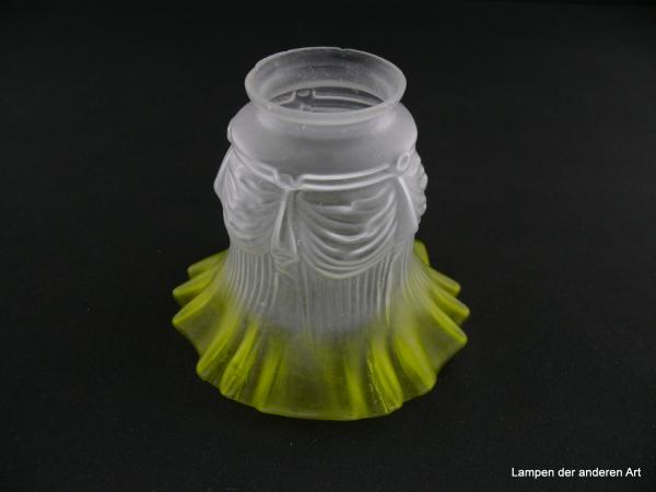 Jugendstil Lampenschirm gebraucht, grau satiniertes zylindrisches Glas, reliefierte Wandung inspiriert von drapierten Stoffbahnen, grün abgesetzter in Falten gelegter Zierrand, Nostalgie Ersatzschirm D: ca.13cm, H: ca.12cm, Glashalter Griffrand 6cm