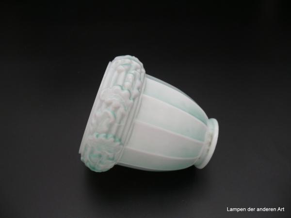 Jugendstil Lampenschirm gebraucht, Glas weiß mit zart grünem Farbhauch, vom Schirmkragen fast gerade abfallender Körper, vertikal gekniffen, Schirmabschluss abgesetzter nach außen gewölbter Rand mit reliefiertem Eichenlaub,  Ersatzglas D: 13cm, H: 13cm, G