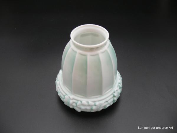 Jugendstil Lampenschirm gebraucht, Glas weiß mit zart grünem Farbhauch, vom Schirmkragen fast gerade abfallender Körper, vertikal gekniffen, Schirmabschluss abgesetzter nach außen gewölbter Rand mit reliefiertem Eichenlaub,  Ersatzglas D: 13cm, H: 13cm, G