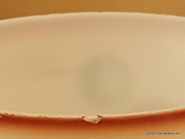 Art Deco Lampenschirm gebraucht, Glas opal weiß mit Spritzdekor in rotbraun und blaugrün und rot-brauner Wandung am Schirmhals und Schirmabschluss, Ersatzglas D: 13cm, H: 15cm, Griffrand 6cm, ein kleiner Chip am Rand
