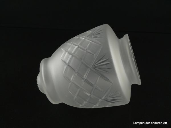3-er Set Jugendstil Lampenschirm gebraucht grausatiniert, gestuft ausgearbeitete untere Wandungszone, geschliffenes Strahlendekor auf dem abgerundeten Dorn, unterhalb der Schulter mit Kerbschliff aufgebrachte geometrische Formen, Griffrand 8cm, liegend