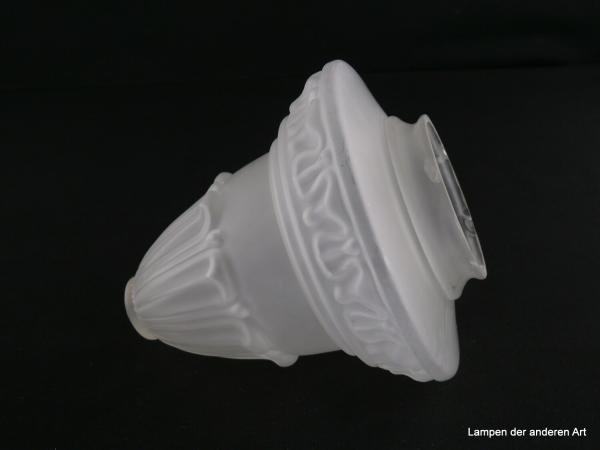 Jugendstil Lampenschirm gebraucht, Glas satiniert grau, verjüngt sich in zwei Stufen, final mit abgeflachtem Dorn, in der Spitze und an der Schulter reliefiert verziert, Nostalgie Ersatzglas D: ca.16cm, H: ca.18cm, Glashalter Griffrand 8cm, liegend