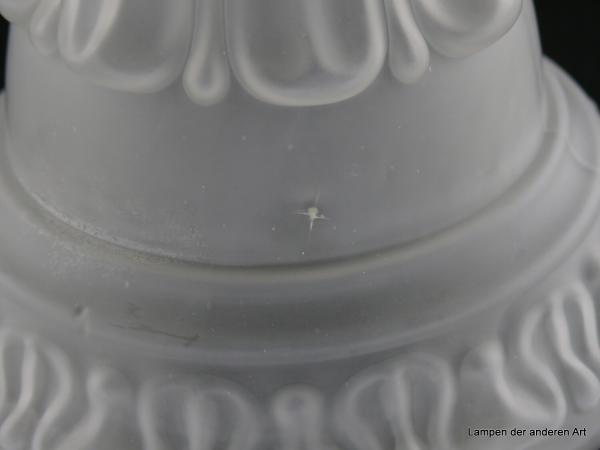 Jugendstil Lampenschirm gebraucht, Glas satiniert grau, verjüngt sich in zwei Stufen, final mit abgeflachtem Dorn, in der Spitze und an der Schulter reliefiert verziert, Ersatzglas D: ca.16cm, H: ca.18cm, Griff 8cm, herstellungsbedingte Glaseinschlüsse