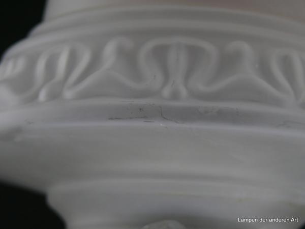 Jugendstil Lampenschirm gebraucht, Glas satiniert grau, verjüngt sich in zwei Stufen, final mit abgeflachtem Dorn, in der Spitze und an der Schulter reliefiert verziert, Nostalgie Ersatzglas D: ca.16cm, H: ca.18cm, Glashalter Griffrand 8cm, Detail Kratzer