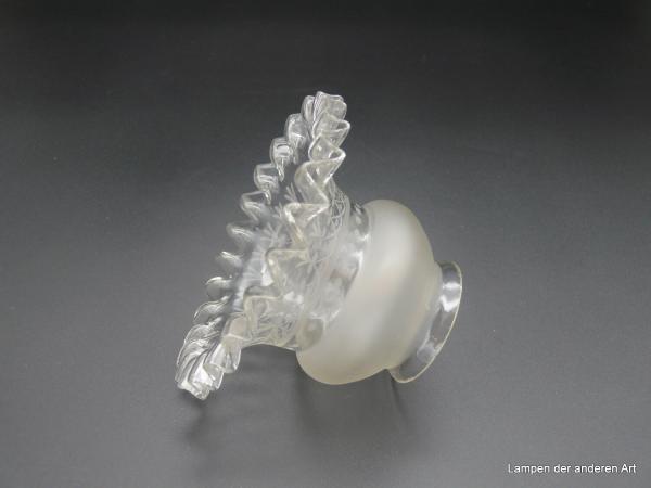 Jugendstil Lampenschirm gebraucht, Formenspiel, bauchiger Teil satiniert, anschließend konischer Teil abstraktes Kerbmuster übergehend in den nach außen gezogenen in kurzen Abständen gekniffenen Rand, D: 13cm, H: 9cm, Griffrand 6cm liegend
