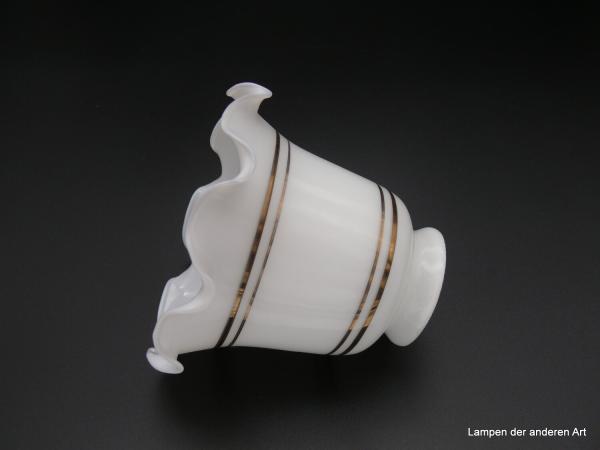 Jugendstil Lampenschirm gebraucht, Glas opal, schwach konisch geweitet, am Rand gewellt auslaufend, im oberen und unteren Drittel je zwei goldfarbene Ringlinien in zwei unterschiedlichen Strichstärken, Ersatzglas H:11cm, D: 13cm, Griffrand: 6cm liegend