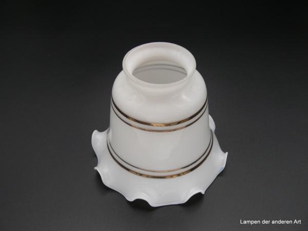 Jugendstil Lampenschirm gebraucht, Glas opal weiß, schwach konisch geweitet, am Rand gewellt auslaufend, im oberen und unteren Drittel je zwei goldfarbene Ringlinien in zwei unterschiedlichen Strichstärken, Ersatzglas H:11cm, D: 13cm, Griffrand: 6cm