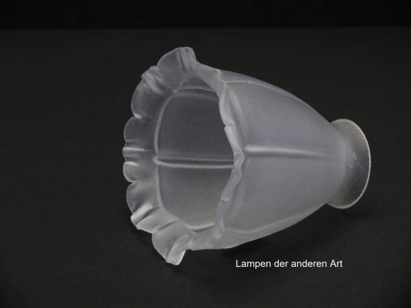 antiker Jugendstil Lampenschirm, satinierter Grund, schlichte Blütenform, diagonal gerillte Oberfläche, kurzer ausgestellter Rand, Nostalgie Ersatzglas, D: ca.13cm, H: ca.13cm, Glashalter Griffrand 6cm, seitlich