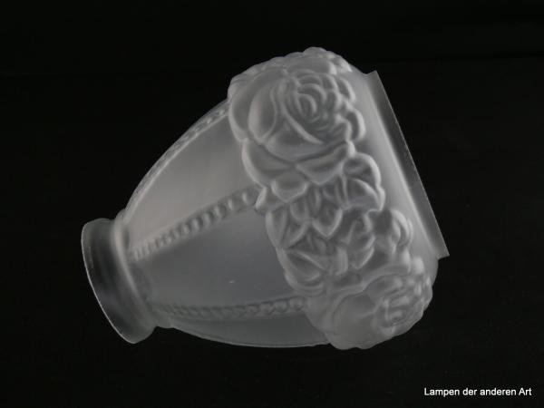 Jugendstil Lampenschirm gebraucht, Glas satiniert, zylindrisch, zum Rand hin geweitete Wandung, durch Perlstäbe unterteilt, auffälliges Rosenreliefdekor als Abschluss am Schirmrand, Nostalgie Ersatzglas D: ca.13cm, H: ca.14cm, Glashalterand 6cm, liegend