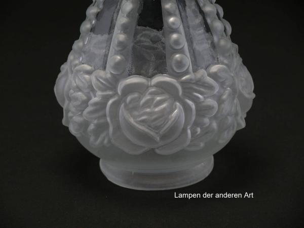 5-er Set Jugendstil Lampenschirm gebraucht, Glas teils klar, teils satiniert, plastisches Rosendekor umlaufend unterhalb des Schirmhalses, gekantete spitz zulaufende Wandung, Kanten mit Perlstabdekor, Nostalgie Ersatzglas, Glashalter Ø 8cm, Detail Rosen