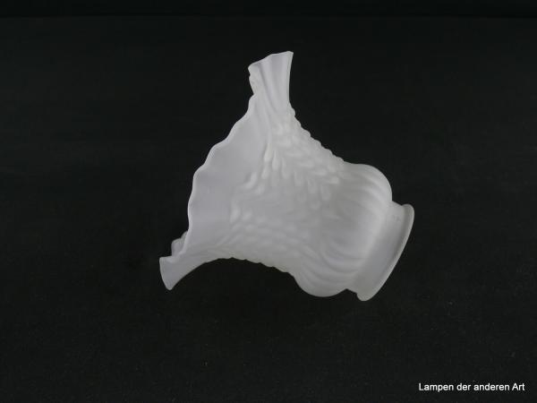 Jugendstil Lampenschirm gebraucht, Glas grau satiniert, reliefierte Wandung, Formgabe in Anlehnung an die Natur, fließende Linienführung, Nostalgie Ersatzglas für alte Lampen, D: ca.14cm, H: ca.12cm, Glashalterand Griffrand 6cm, seitlich
