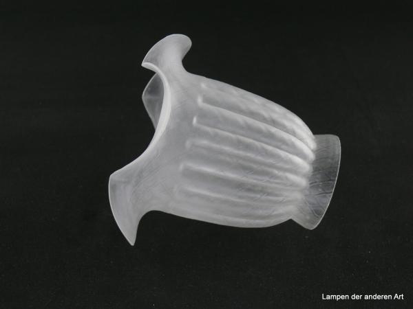 Jugendstil Lampenschirm gebraucht, reliefiertes Glas satiniert grau, vertikal angeordnete Rillen als Verzierung der leicht konisch geweiteten Wandung mit Rautenmuster, ein gewellter Kranz als Schirmrand, Ersatzglas D: 13cm, H: 13cm, Griffrand 6cm, liegend