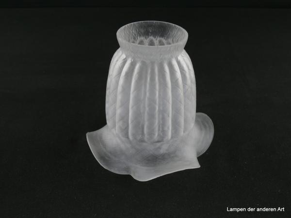 Jugendstil Lampenschirm gebraucht, reliefiertes Glas satiniert grau, vertikal angeordnete Rillen als Verzierung der leicht konisch geweiteten Wandung mit Rautenmuster, ein gewellter Kranz als Schirmrand, antikes Ersatzglas D: 13cm, H: 13cm, Griffrand 6cm
