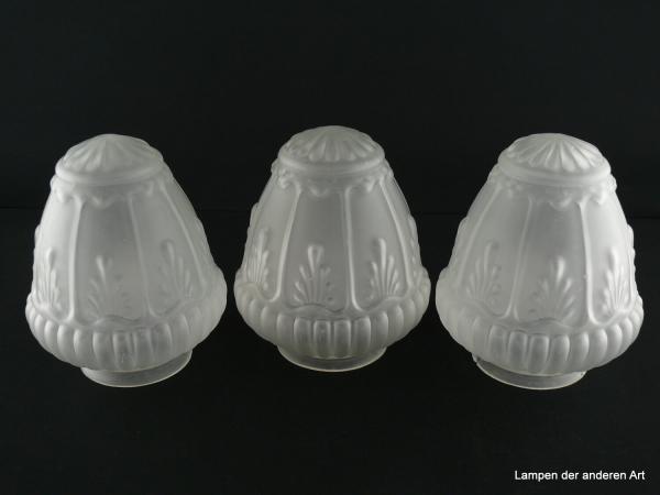 3-er Set Jugendstil Lampenschirm gebraucht grau satiniert, reliefverzierte Wandung, von der Schulter abwärts verjüngt, halbkugelförmig auslaufend, Ersatzschirm für alte Lampen, D: ca.13cm, H: ca.15cm, Glashalter Griffrand 8cm
