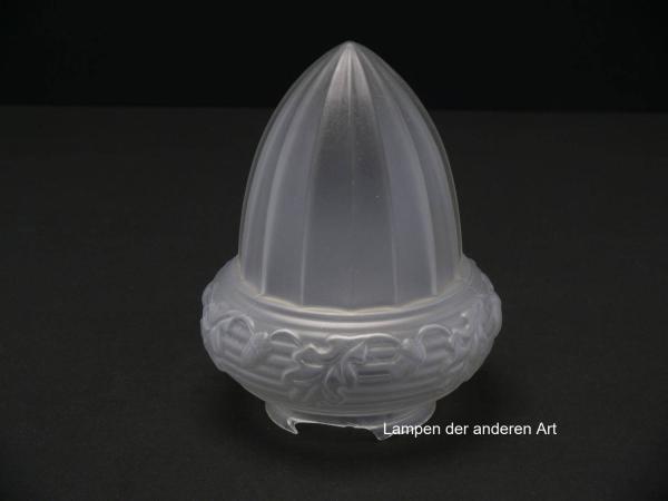 Jugendstil Lampenschirm gebraucht, antikes Zapfenglas stumpf satiniert, spitz zulaufende Wandung vertikal gekantet, eingeschnürter wulstiger Rand verziert mit reliefiertem Laub und Früchten der Eiche, Nostalgie Ersatzglas,  Griffrand Ø 8cm