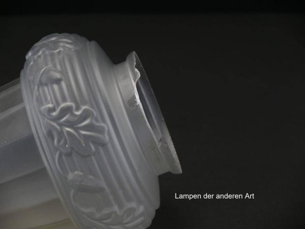 Jugendstil Lampenschirm gebraucht, antikes Zapfenglas stumpf satiniert, spitz zulaufende Wandung vertikal gekantet, eingeschnürter wulstiger Rand verziert mit reliefiertem Laub und Früchten der Eiche, Griffrand Ø 8cm, Detail Griffrand beschädigt