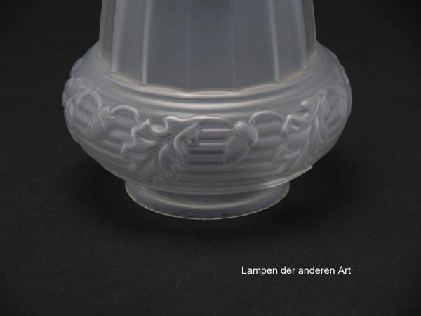 Jugendstil Lampenschirm gebraucht, antikes Zapfenglas stumpf satiniert, spitz zulaufende Wandung vertikal gekantet, eingeschnürter wulstiger Rand verziert mit reliefiertem Laub und Früchten der Eiche, Nostalgie Ersatzglas,  Griffrand Ø 8cm, Detail Dekor
