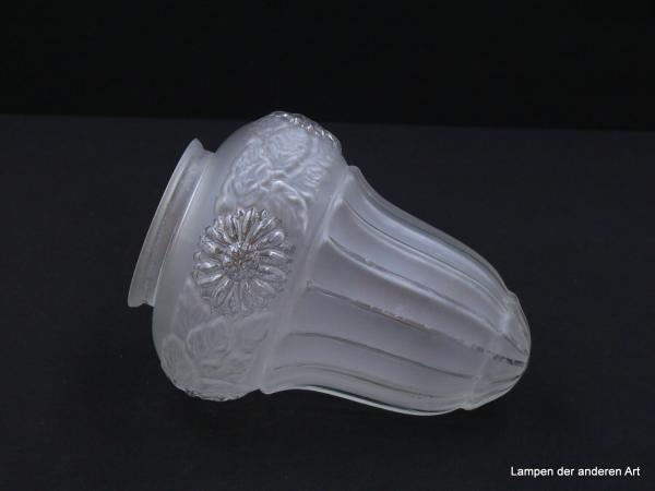 Jugendstil Lampenschirm gebraucht, säulenförmiger satinierter Glaskörper mit Kanten in Klarglas, im Kapitell umlaufendes Relief aus Blumen in klarem Glas und satiniertem Blattwerk,  Nostalgieglas D: 13cm, H: 17cm, Glashalterand Griffrand 8cm, liegend