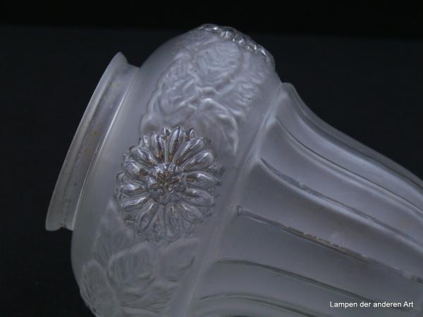 Jugendstil Lampenschirm gebraucht, säulenförmiger satinierter Glaskörper mit Kanten in Klarglas, im Kapitell umlaufendes Relief aus Blumen in klarem Glas und satiniertem Blattwerk,  Nostalgieglas D: 13cm, H: 17cm, Glashalterand 8cm, Detail Kapitell