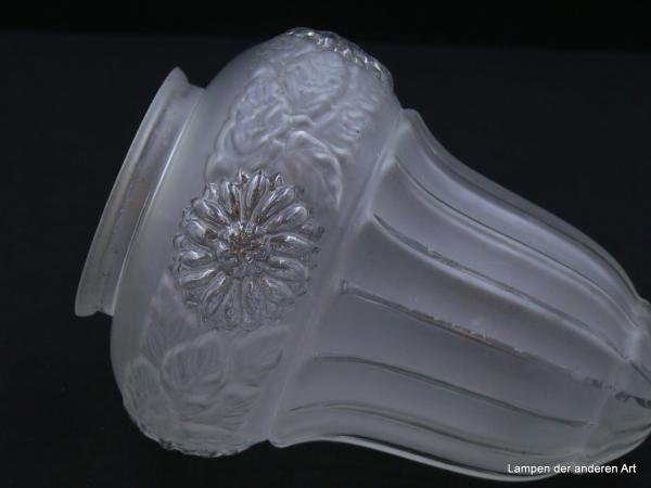 Jugendstil Lampenschirm gebraucht, säulenförmiger satinierter Glaskörper mit Kanten in Klarglas, im Kapitell umlaufendes Relief aus Blumen in klarem Glas und satiniertem Blattwerk,  Nostalgieglas D: 13cm, H: 17cm, Griffrand 8cm, Detail klare Kanten