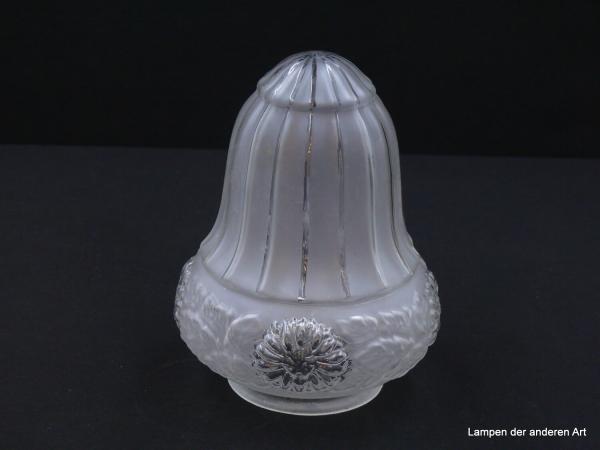 Jugendstil Lampenschirm gebraucht, säulenförmiger satinierter Glaskörper mit Kanten in Klarglas, im Kapitell umlaufendes Relief aus Blumen in klarem Glas und satiniertem Blattwerk,  Nostalgieglas D: 13cm, H: 17cm, Glashalterand Griffrand 8cm