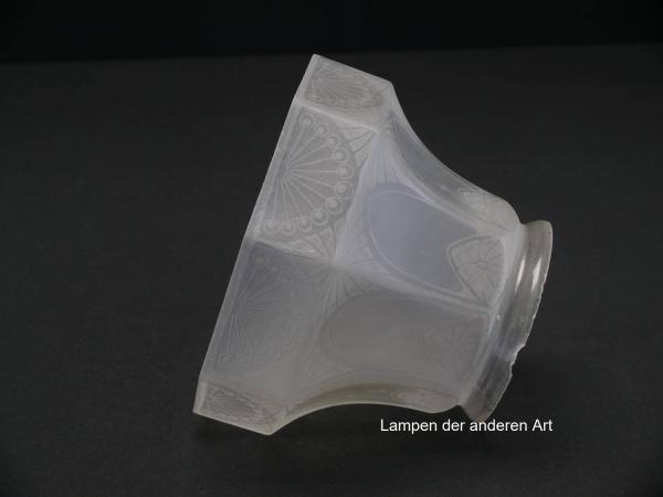 Jugendstil Lampenschirm gebraucht, Glas satiniert, mit Ätzmotiven, gekantete Wandung, achteckig auslaufend, Nostalgieglas, antiker Ersatzschirm, D:  ca. 14,5cm, H: ca.10cm, Glashalter Griffrand 8cm, seitlich