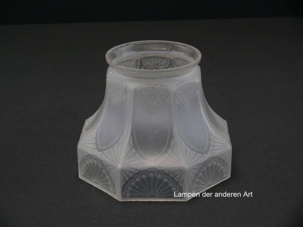 Jugendstil Lampenschirm gebraucht, Glas satiniert, mit Ätzmotiven, gekantete Wandung, achteckig auslaufend, Nostalgieglas, antiker Ersatzschirm, D:  ca. 14,5cm, H: ca.10cm, Glashalter Griffrand 8cm