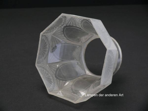 Jugendstil Lampenschirm gebraucht, Glas satiniert, mit Ätzmotiven, gekantete Wandung, achteckig auslaufend, Nostalgieglas, antiker Ersatzschirm, D:  ca. 14,5cm, H: ca.10cm, Glashalter Griffrand 8cm, von unten