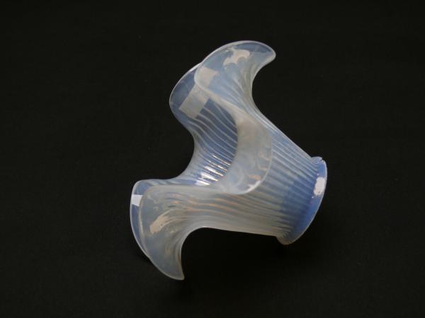 Jugendstil Lampenschirm gebraucht, Glas milchig, senkrecht gerillte Oberfläche zum Rand auslaufend, untere Wandungszone gewellt, Ersatzschirm D: 14cm, H: 9cm, Griffrand Glashalter 6cm, an der unteren Kante zwei Chips siehe Foto, liegend