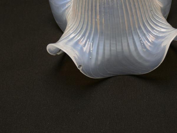 Jugendstil Lampenschirm gebraucht, Glas milchig, senkrecht gerillte Oberfläche zum Rand auslaufend, untere Wandungszone gewellt, Ersatzschirm D: 14cm, H: 9cm, Griffrand Glashalter 6cm, Detail an der unteren Kante zwei Chips siehe Foto