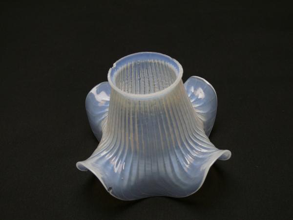 Jugendstil Lampenschirm gebraucht, Glas milchig, senkrecht gerillte Oberfläche zum Rand auslaufend, untere Wandungszone gewellt, Ersatzschirm D: 14cm, H: 9cm, Griffrand Glashalter 6cm, an der unteren Kante zwei Chips siehe Foto