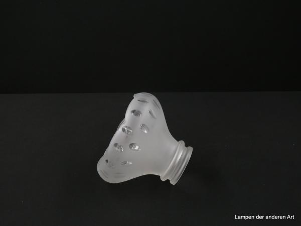 Jugendstil Lampenschirm gebraucht, Glas grau satiniert, anschwellender Körper, unterer Teil mit spitzovalen klaren geschliffenen Einkerbungen in zwei versetzten Reihen, eingezogener leicht gewellter Rand, Ersatzglas D: 14cm H: 11cm Griffrand 6cm liegend