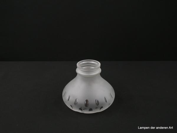 Jugendstil Lampenschirm gebraucht, Glas grau satiniert, anschwellender Körper, im unteren Teil mit spitzovalen klaren geschliffenen Einkerbungen in zwei versetzten Reihen, eingezogener leicht gewellter Rand, Ersatzschirm D: 14cm H: 11cm Griffrand 6cm