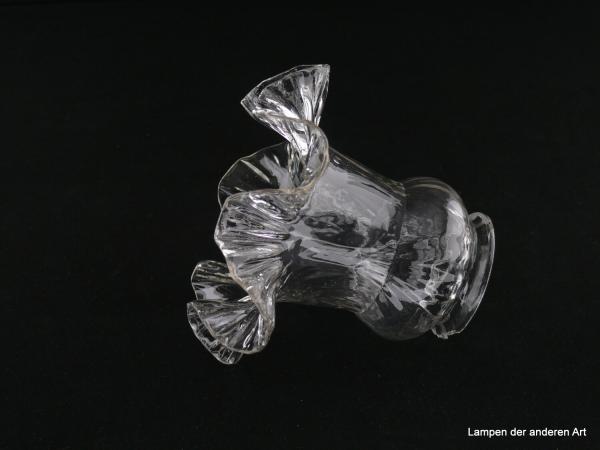 Jugendstil Blütenschirm gebraucht, Klarglas, gerundete Schulter, abgeschnürter geweiteter Zylinder, Rand in Wellen nach außen gezogen und mehrfach gekniffen, Nostalgieschirm, Ersatzglas, D: 14cm, H: 11cm, Griffrand Glashalter 6cm, liegend