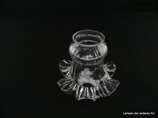 Jugendstil Blütenschirm gebraucht, Klarglas, gerundete Schulter, abgeschnürter geweiteter Zylinder, Rand in Wellen nach außen gezogen und mehrfach gekniffen, Nostalgieschirm, Ersatzglas, D: 14cm, H: 11cm, Griffrand Glashalter 6cm