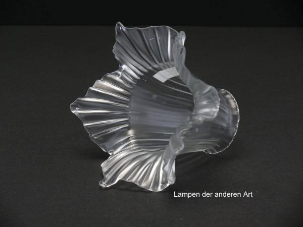 Jugendstil Lampenschirm Blütenform satiniert grau,  D: 14cm H: 11cm , Griffrand 6cm, Lufteinschlüsse im Glas sichtbar, seitlich liegend