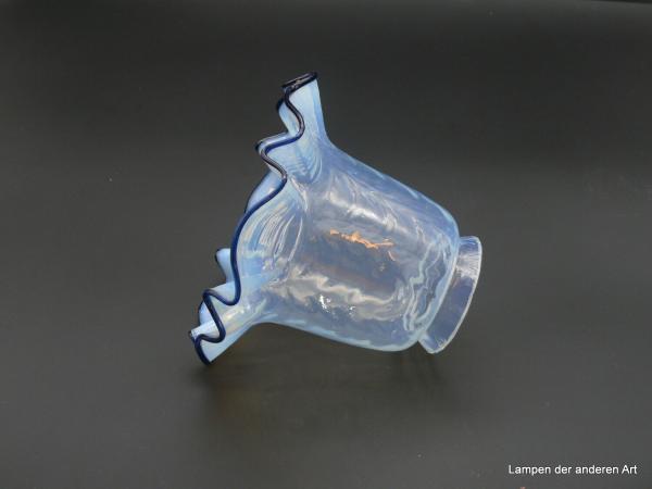 Jugendstil Lampenschirm gebraucht, schlanke Blütenform, milchig mit dunkelblauem Glasfadenrand D: 14cm H: 11cm, Griff-Rand 6cm liegend