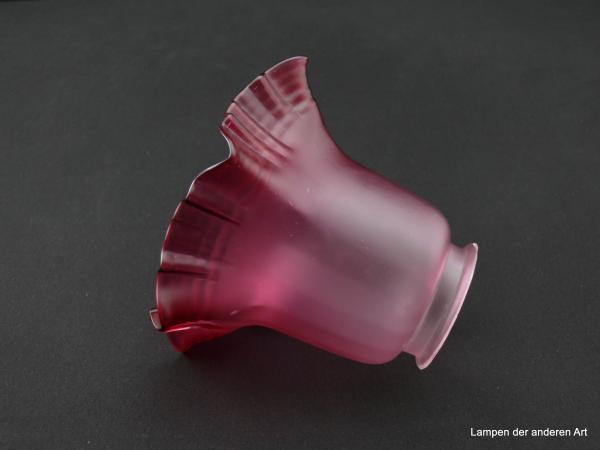 Jugendstil Lampenschirm gebraucht, Glas schlanke Blütenkelchform rot satiniert, Farbsteigerung von oben nach unten, nach außen gebogter mehrfach gekniffener Rand, Nostalgie Ersatzschirm H: 11cm, D: 14cm, Glashalter Griffrand 6cm, liegend