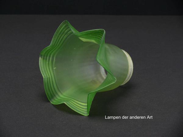 Jugendstil Lampenschirm gebraucht, antik, Glas grün satiniert, gerader schlanker Zylinder, gerillter gekanteter Rand, Nostalgie Ersatzglas D: ca.14cm, H: ca.12cm, Glashalter Griffrand 6cm, seitlich