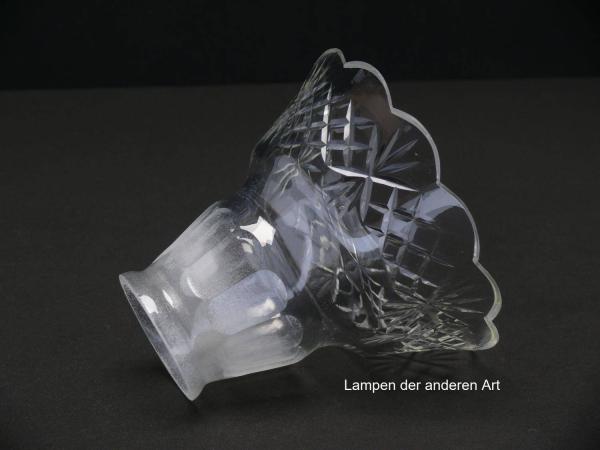 Jugendstil Lampenschirm gebraucht, antikes Glas im oberen Teil eisglasartig, ovale Schliffornamente, im unteren Teil klar, mittig geschnürt, ausgestellte Wandung mit verbundenem Keilschliff, Nostalgieglas, liegend