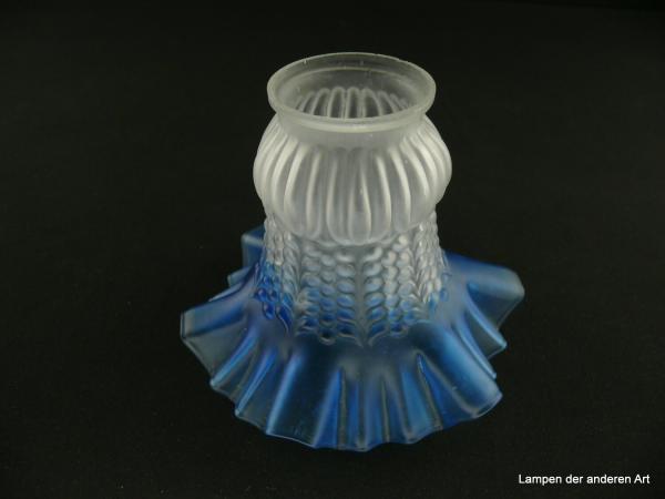 Jugendstil Lampenschirm gebraucht, Glas satiniert grau, reliefierter gemusterter Grund, dreigeteilte Form - kugelförmig, konisch mit blauem gewelltem gefaltetem Rand, antikes Ersatzglas D: ca.14cm, H: ca.12cm, Glashalterand Griffrand 6cm