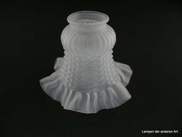 Jugendstil Lampenschirm gebraucht, Glas grau satiniert, reliefierte Wandung, Formgabe in Anlehnung an die Natur, fließende Linienführung, Nostalgie Ersatzglas für alte Lampen, D: ca.14cm, H: ca.12cm, Glashalterand Griffrand 6cm