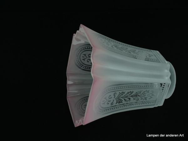 Jugendstil Lampenschirm gebraucht, Glas satiniert, Ätzdekor im vierfachen Rapport, rosa abgesetzter Rand, Nostalgie Ersatzglas, D: ca. 14cm, H: ca.13cm, Glashalter Griffrand 6cm, Achtung Loch innen nur Ø 38mm, nur Bajonettfassung bzw. E14, liegend