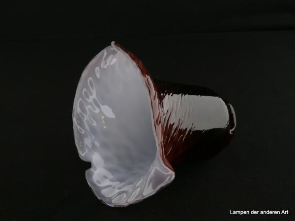 Jugendstil Lampenschirm gebraucht, gerader Glaszylinder, innen weiß, außen rotbraun, Überfangglas, dreimal gekniffener unterer Rand, Nostalgie Ersatzglas für alte Lampen, D: ca.14cm, H: ca.13cm, Glashalterand Griffrand 6cm, von innen