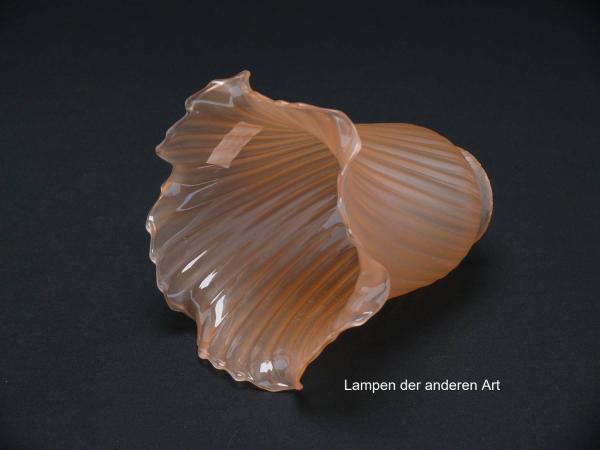 Jugendstil Lampenschirm gebraucht, im Set - bestehend aus 2 gleichen Lampengläsern, antikes reliefiertes Glas, lachsfarben, schwingender Plissee, Nostalgie Ersatzschirm D: ca.14cm, H: ca.14cm, Glashalter Griffrand 6cm, einzeln von unten