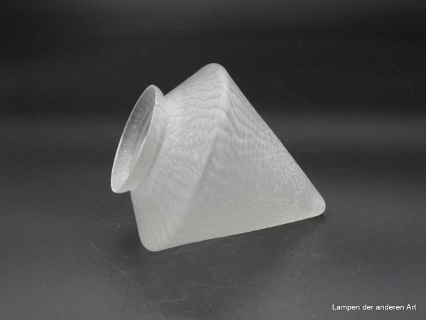 Jugendstil Lampenschirm gebraucht, Spitzkegel satiniert grau, lederartig genarbte reliefierte Oberfläche, Ersatzglas D: 14cm, H: 17cm, Griffrand 8cm, liegend