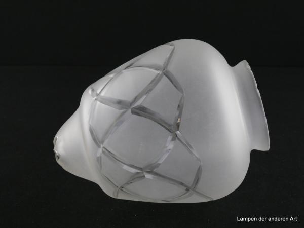 Jugendstil Lampenschirm gebraucht, Klarglas satiniert, Zapfenform, in der unteren Wandungszone einmal gestuft, Abschluss mit Blume, umlaufender Kerbschliff aus sich überlappenden fast kreisrunden Gebilden, Ersatzschirm, Glashalter 8cm, liegend