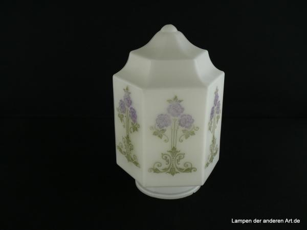 Jugendstil Lampenschirm gebraucht, Glas opal weiß, gekantet, auf allen Flächen schwungvolle Linien, florale Motive, grün und violett, Ersatzglas für alte Leuchten, D: ca.15cm, H: ca.23cm, Glashalter Griffrand 10cm