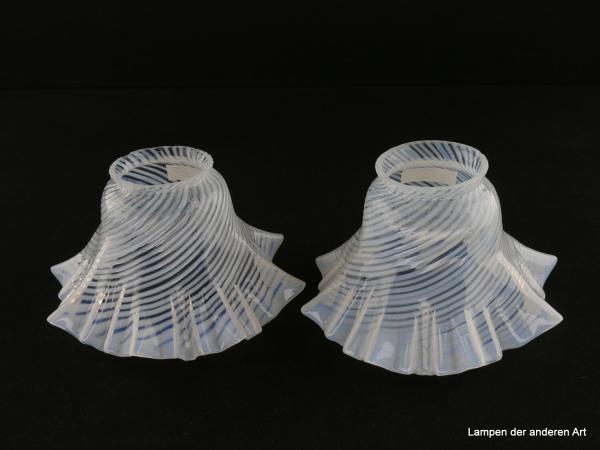 2-er Set Jugendstil Lampenschirm gebraucht, Fadenglas weiß und klar, Fäden verlaufen diagonal über die gesamte Wandung, aufgezogene florale Formung, Nostalgie Ersatzglas für alte Lampen, D: ca. 14cm, H: ca.9cm, Glashalter Griffrand 6cm